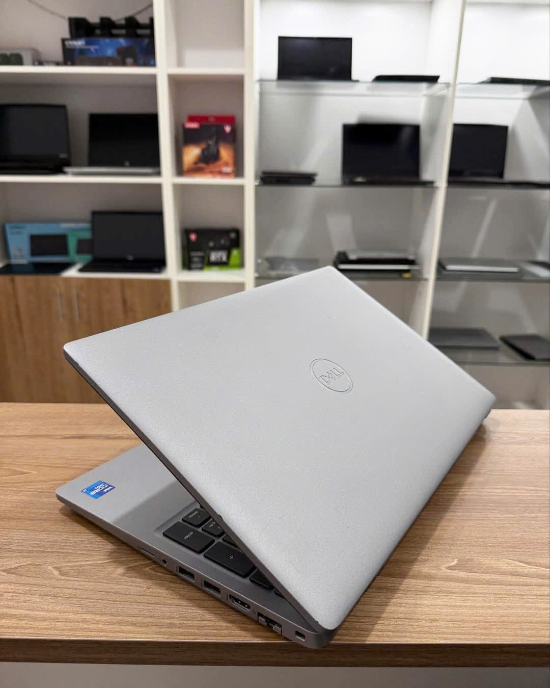 Laptop Dell Precision 3560 (i7-1185G7 / 16GB RAM / 256GB SSD / NVIDIA Quadro T500 / Màn 15.6 inch FHD)