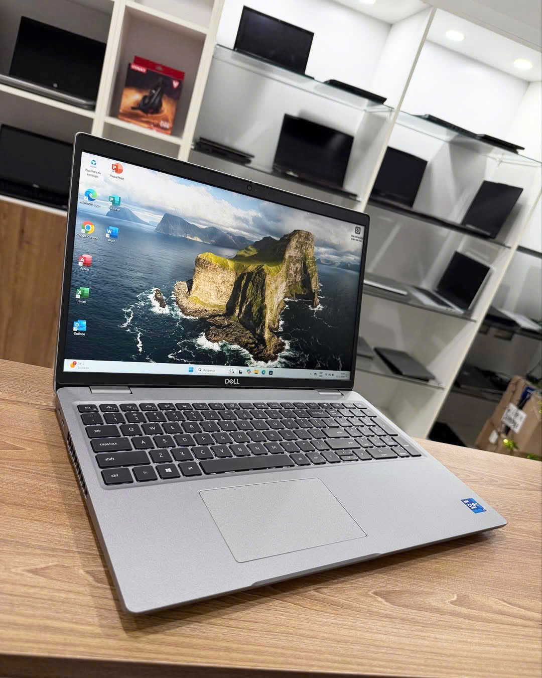 Laptop Dell Precision 3560 (i7-1185G7 / 16GB RAM / 256GB SSD / NVIDIA Quadro T500 / Màn 15.6 inch FHD)