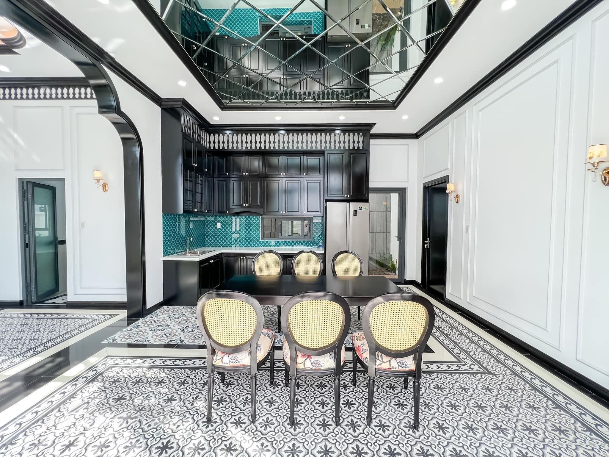 Thi công phào chỉ đen Indochine căn hộ tại Hoài Đức