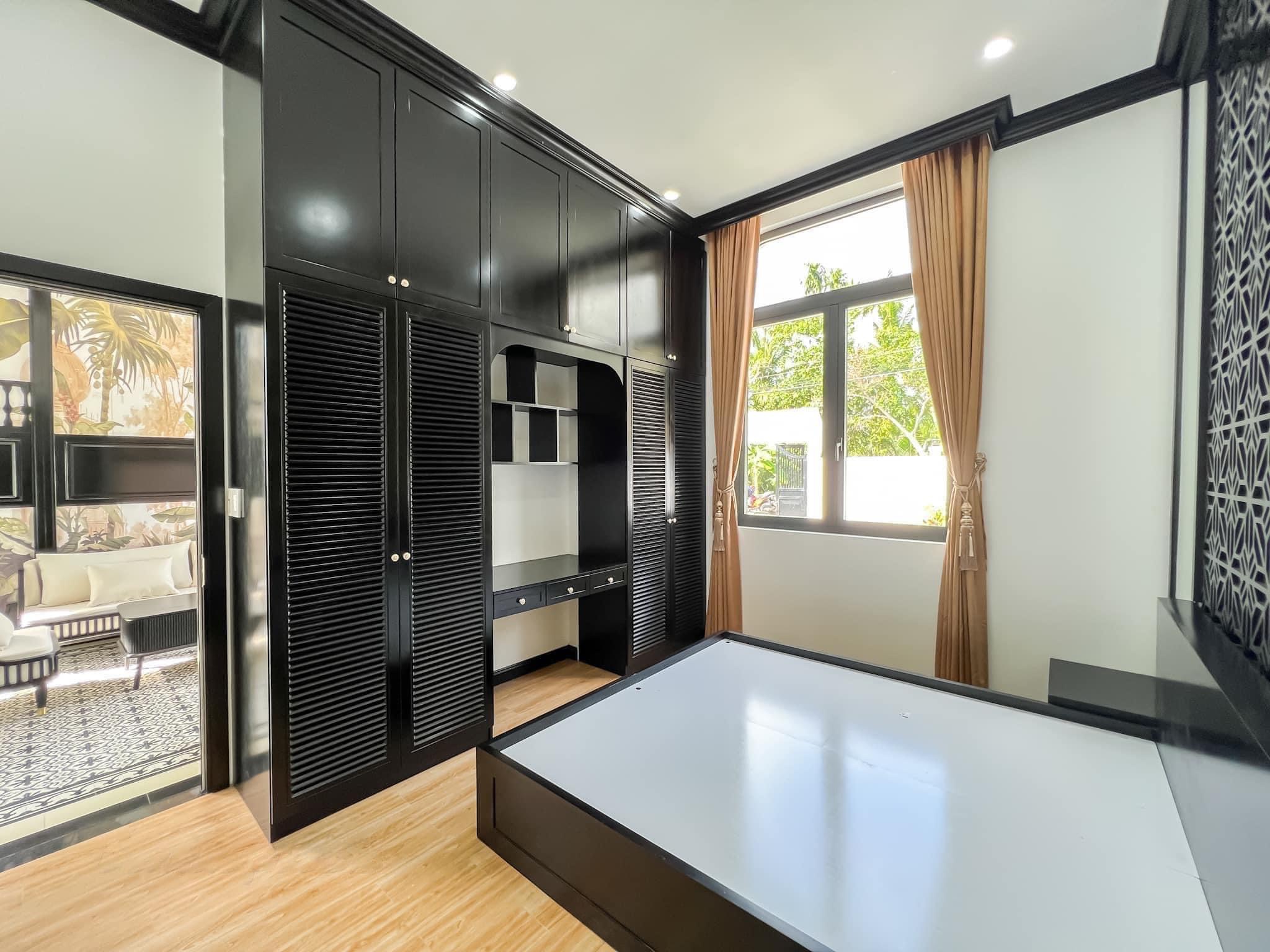 Thi công phào chỉ đen Indochine căn hộ tại Hoài Đức