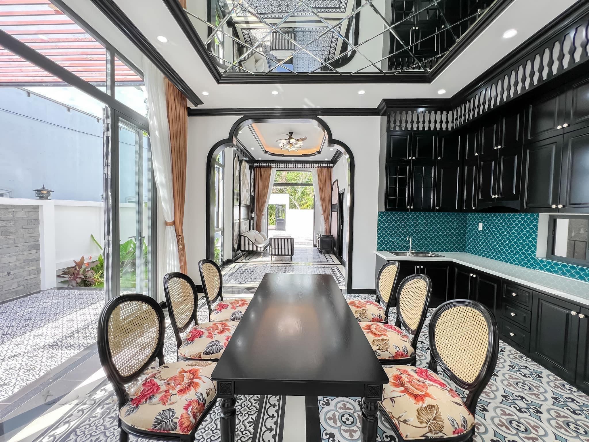 Thi công phào chỉ đen Indochine căn hộ tại Hoài Đức