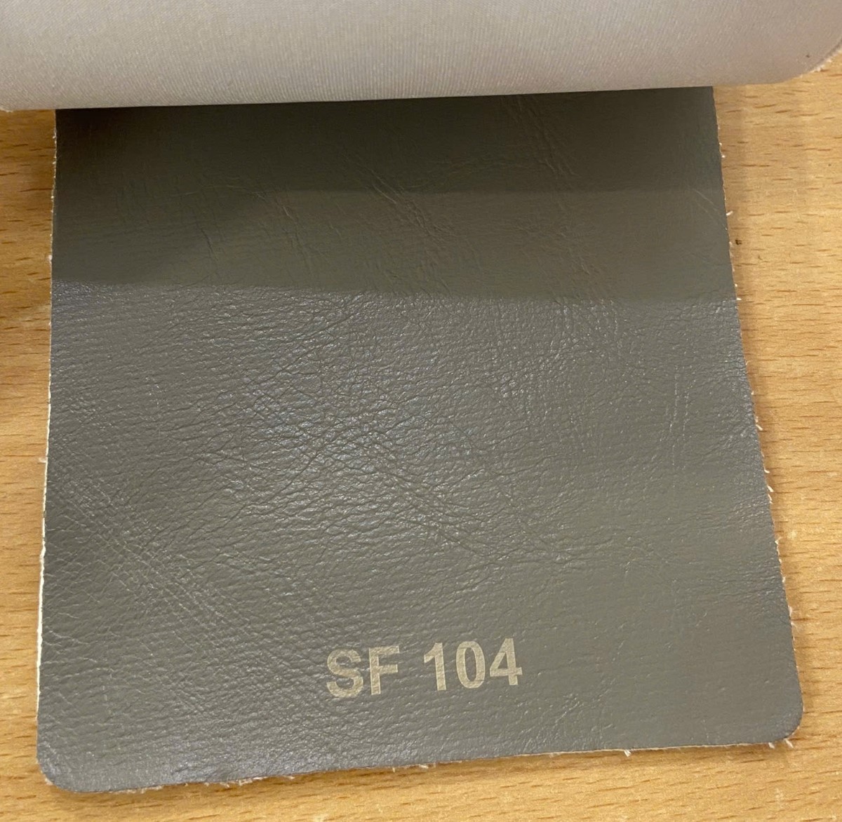 SF104 - PVC vân 400 ghi 82686