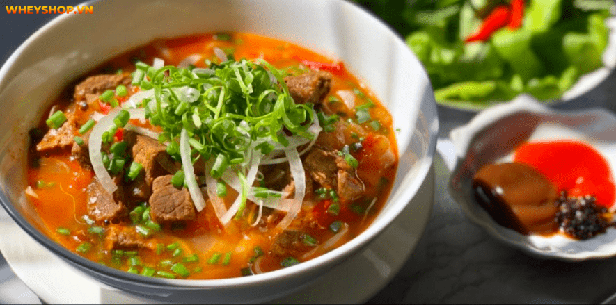 Phở là món ăn truyền thống của người Việt Nam được coi là linh hồn ẩm thực nơi đây. Hãy cùng theo dõi chia sẻ dưới đây của WheyShop 1 bát phở bao nhiêu calo?