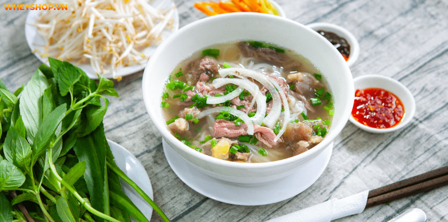 Phở là món ăn truyền thống của người Việt Nam được coi là linh hồn ẩm thực nơi đây. Hãy cùng theo dõi chia sẻ dưới đây của WheyShop 1 bát phở bao nhiêu calo?