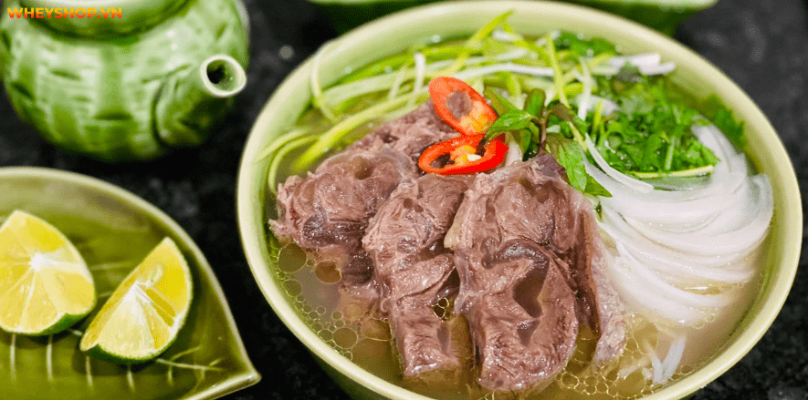 Phở là món ăn truyền thống của người Việt Nam được coi là linh hồn ẩm thực nơi đây. Hãy cùng theo dõi chia sẻ dưới đây của WheyShop 1 bát phở bao nhiêu calo?