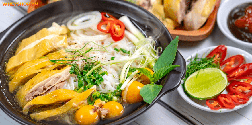 Phở là món ăn truyền thống của người Việt Nam được coi là linh hồn ẩm thực nơi đây. Hãy cùng theo dõi chia sẻ dưới đây của WheyShop 1 bát phở bao nhiêu calo?