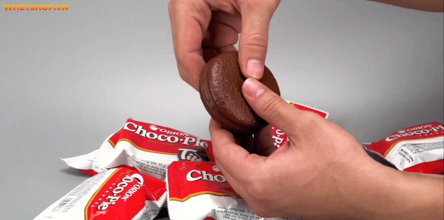 "ăn bánh Chocopie có béo không?" là câu hỏi được nhiều người thắc mắc, đặc biệt là người ăn kiêng. Cùng WheyShop tìm hiểu 1 cái bánh Chocopie bao nhiêu calo...