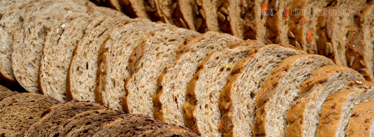 Tìm hiểu 1 ổ bánh mì bao nhiêu calo, 1 ổ bánh mì trứng bao nhiêu calo, 1 ổ bánh mì trắng bao nhiêu calo để cân đối dinh dưỡng hiệu quả trong chế độ tăng, giảm cân