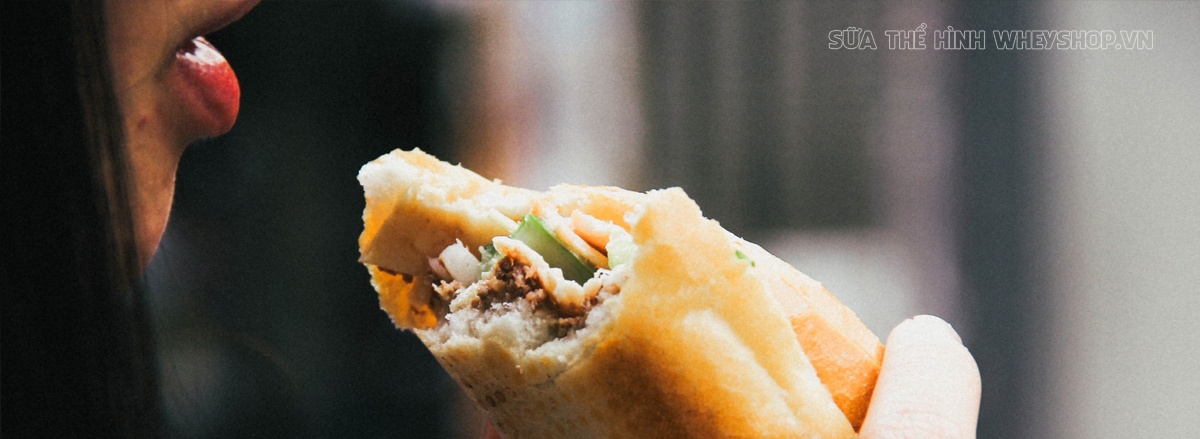 Tìm hiểu 1 ổ bánh mì bao nhiêu calo, 1 ổ bánh mì trứng bao nhiêu calo, 1 ổ bánh mì trắng bao nhiêu calo để cân đối dinh dưỡng hiệu quả trong chế độ tăng, giảm cân