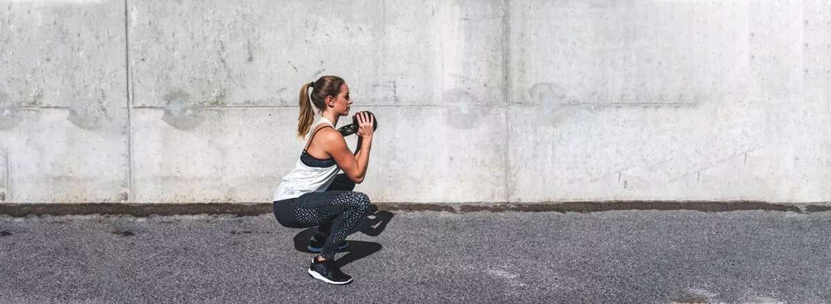 25 bai tap mong cho nu tot va hieu qua nhat Goblet Squat