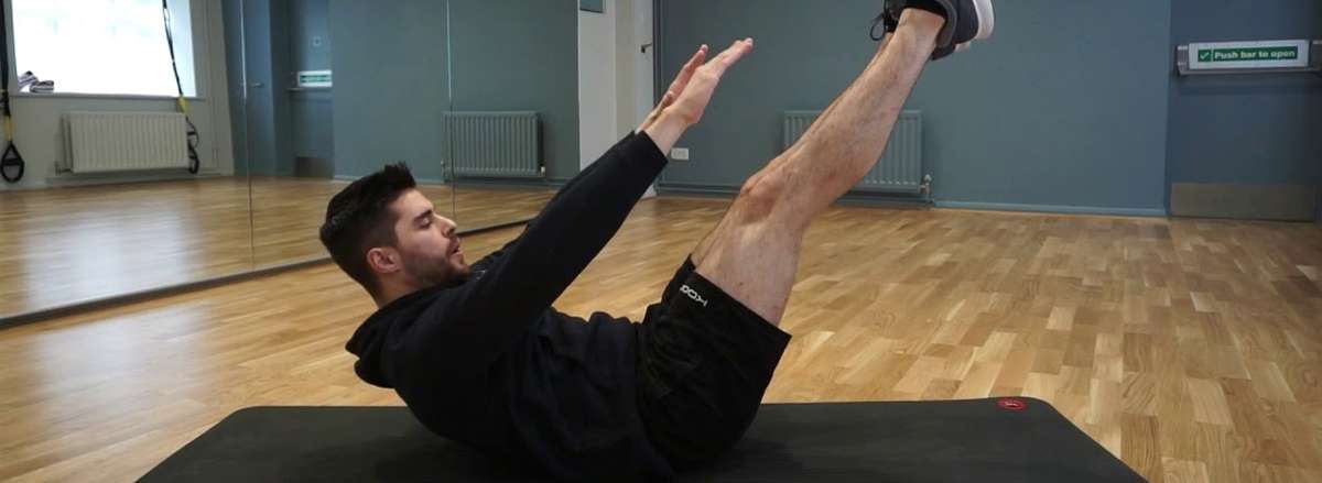 30 bai tap workout tai nha giam can hieu qua Hollow Hold to Jackknife