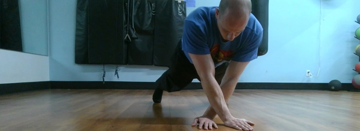 v4 phut de co bung 6 mui tai nha cho nam LATERAL WALKING PLANK