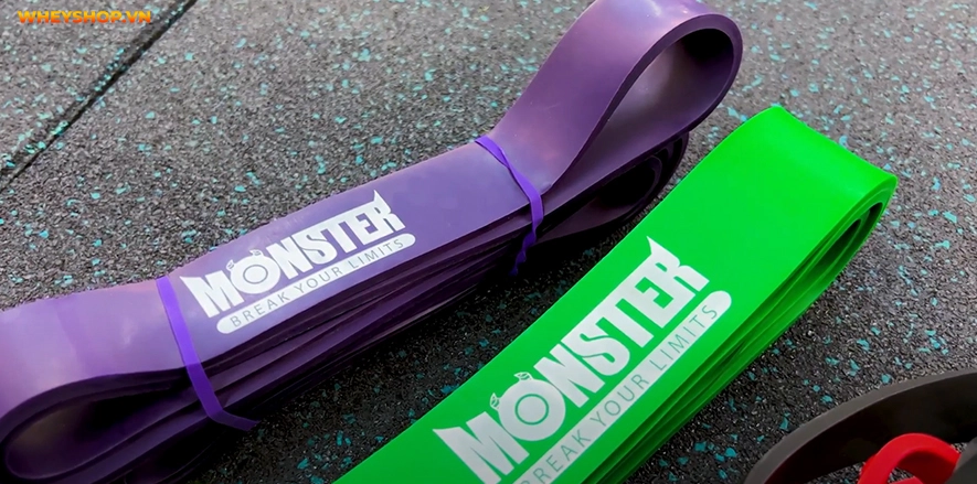 5-bai-tap-vai-cho-nam-don-gian-voi-day-khang-luc-power-band-6