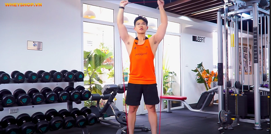 5-bai-tap-vai-cho-nam-don-gian-voi-day-khang-luc-power-band-6