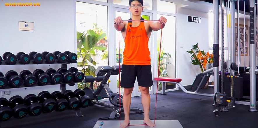 5-bai-tap-vai-cho-nam-don-gian-voi-day-khang-luc-power-band-6