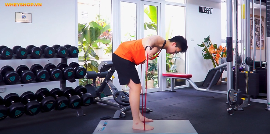 5-bai-tap-vai-cho-nam-don-gian-voi-day-khang-luc-power-band-6