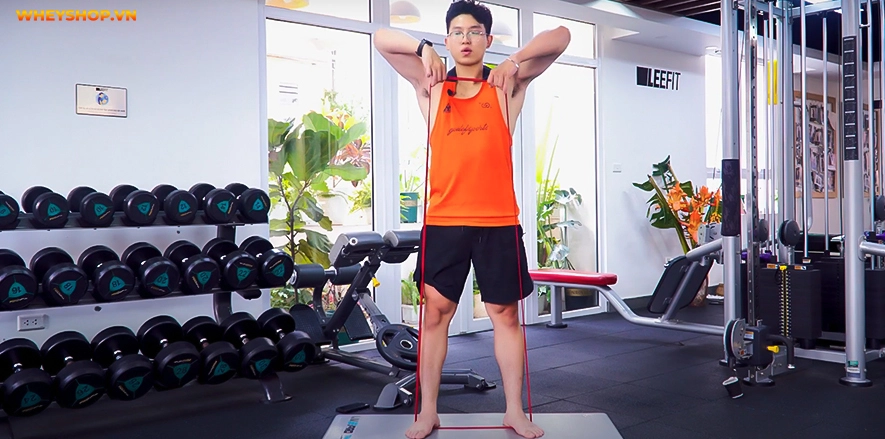 5-bai-tap-vai-cho-nam-don-gian-voi-day-khang-luc-power-band-6