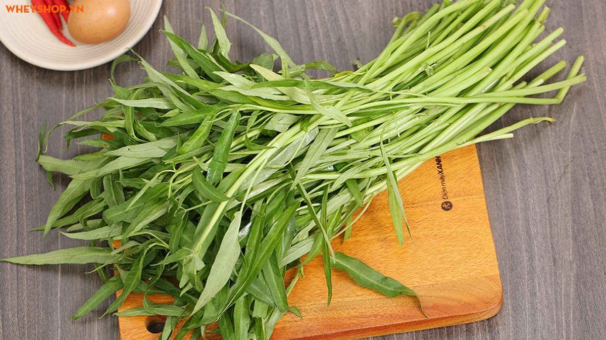 Bấm lỗ tai kiêng ăn gì? Danh sách đầy đủ & nên ăn gì