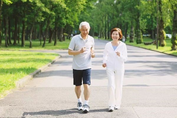 bị thoái hóa khớp gối có nên đi bộ 