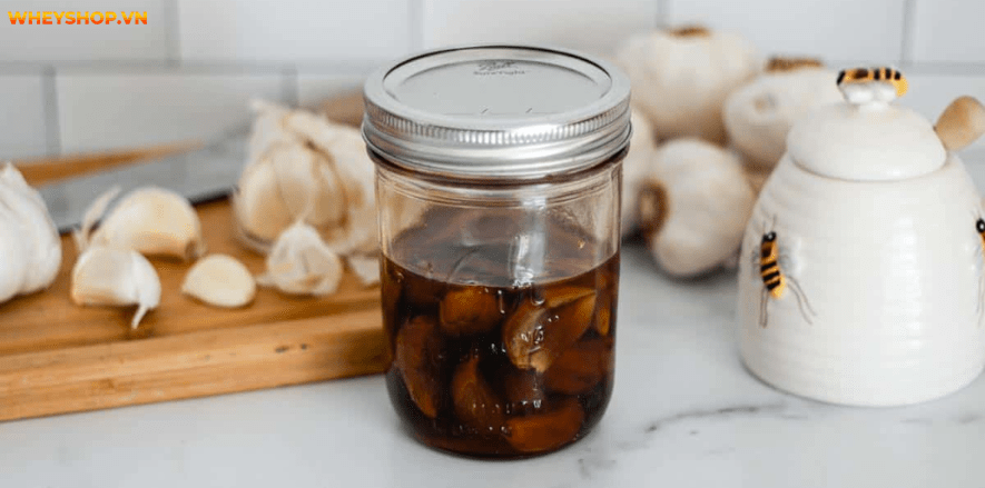 Để cho ra dược phẩm tỏi ngâm mật ong có khó không? WheyShop sẽ hướng dẫn cách làm tỏi ngâm mật ong thơm ngon bổ dưỡng.