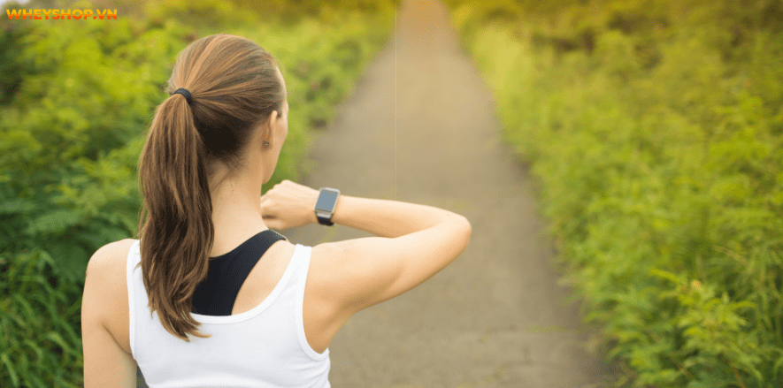 Chạy bộ lúc 5 giờ sáng giúp nâng cao sức khỏe và giúp tinh thần phấn trấn Hãy cùng WheyShop tìm hiểu có nên chạy bộ lúc 5 giờ sáng không nhé