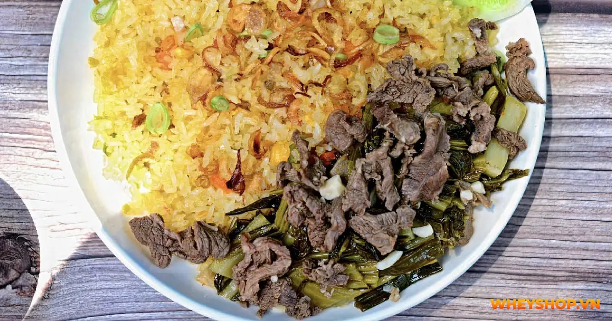 com-rang-dua-bo-bao-nhieu-calo-com-rang-beo-khong-03-min