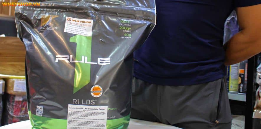 Rule 1 Mass Gainer nhận được nhiều lời khen là sữa tăng cân vô cùng hiệu quả, thơm ngon. WheyShop cùng các bạn review đánh giá Rule 1 Mass Gainer có tốt không..