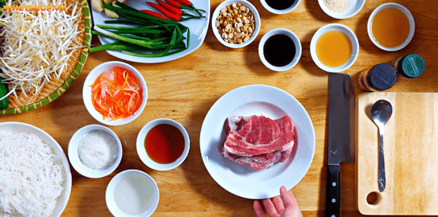 Đối với những người tập gym sẽ ưu tiên kiểm soát lượng calo nạp vào cơ thể. Vậy bún thịt nướng bao nhiêu calo ? sẽ được WheyShop giải đáp thắc mắc dưới đây.