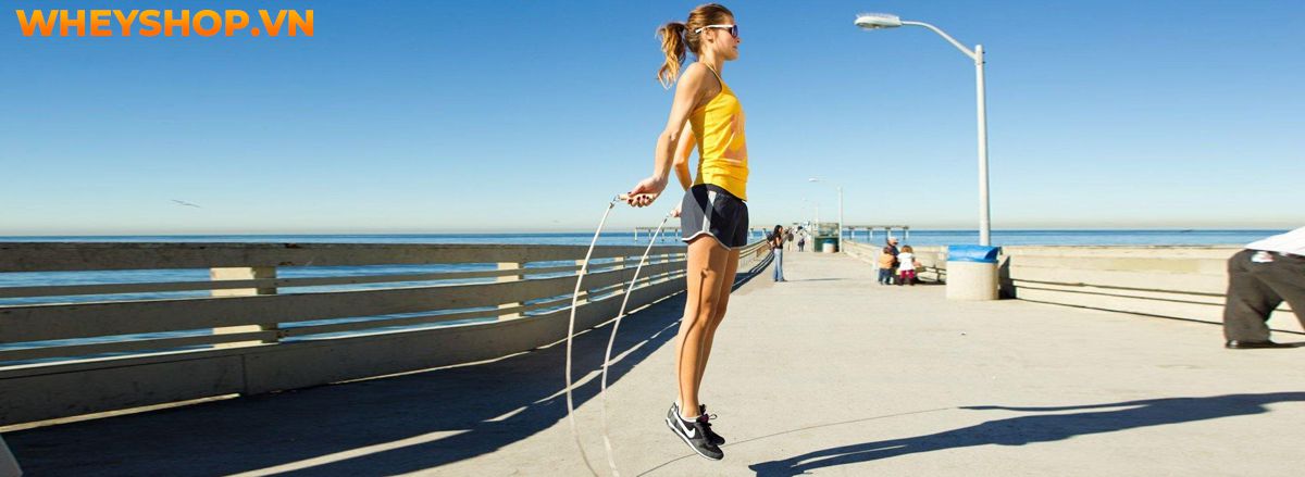 Nhảy dây là bài tập quen thuộc và vô cùng đơn giản, tuy nhiên bạn sẽ cảm thấy nuối tiếc vì không biết tới 10 lợi ích của nhảy dây qua bài viết của WheyShop...