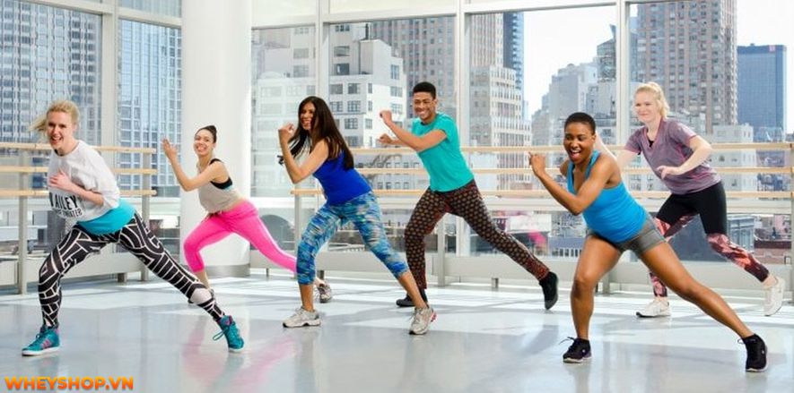 Zumba là một trong những điệu nhảy phổ biến nhất của Mỹ La-tinh. Nếu muốn học nhảy Zumba cơ bản, bạn có thể tự tập Zumba cơ bản tại nhà hoặc đến các phòng...