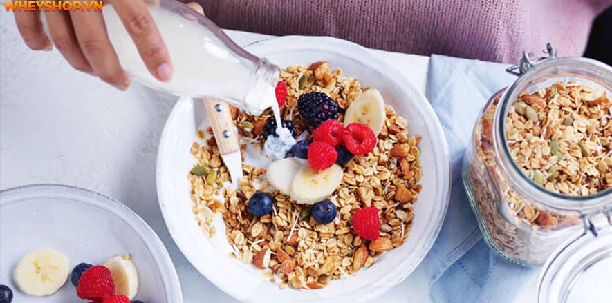 Zumba là một trong những điệu nhảy phổ biến nhất của Mỹ La-tinh. Nếu muốn học nhảy Zumba cơ bản, bạn có thể tự tập Zumba cơ bản tại nhà hoặc đến các phòng...