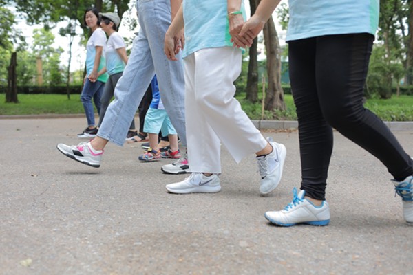 chú ý khi đi bộ giật lùi