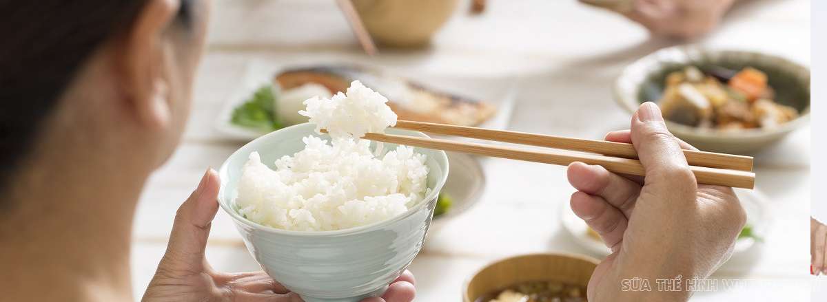 mot chen com trang chua bao nhieu calo an com trang co beo khong