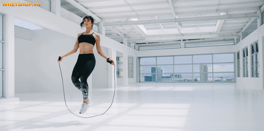 Nhảy dây tốn bao nhiêu calo? Đây vẫn là câu hỏi được nhiều người quan tâm và cần giải đáp. Hôm nay, WheyShop sẽ giải thích về nhảy dây tốn bao nhiêu calo nhé!