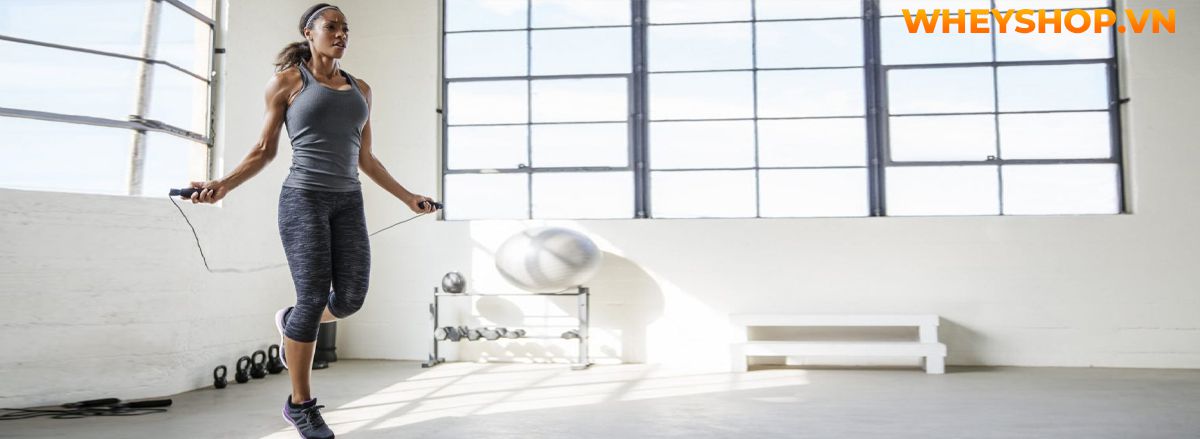Nhảy dây là bài tập quen thuộc và vô cùng đơn giản, tuy nhiên bạn sẽ cảm thấy nuối tiếc vì không biết tới 10 lợi ích của nhảy dây qua bài viết của WheyShop...