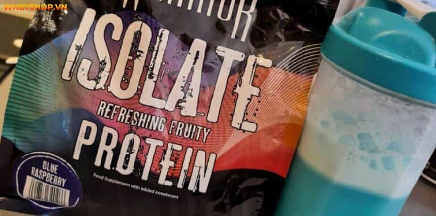 Cũng là Whey nhưng Fruity Clear Whey loại bỏ hương vị sữa, đem lại hương vị nước trái cây thực sự. Hãy cùng WheyShop đánh giá Warrior Fruity Clear Whey Isolate...