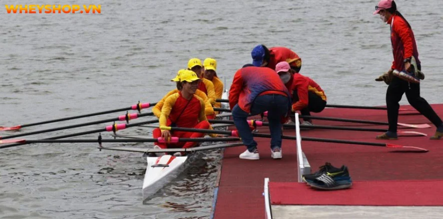 Các môn thể thao dưới nước như chèo thuyền rowing cũng mang lại những lợi ích cho sức khỏe. Hãy cùng WheyShop tìm hiểu Rowing là gì, kỹ thuật và luật thi đấu...