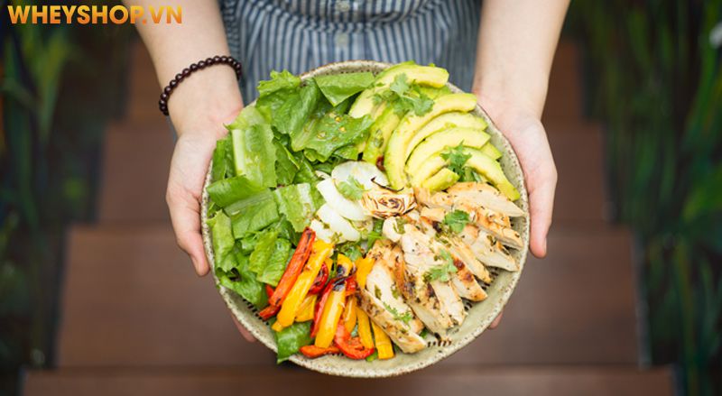Salad ức gà bơ