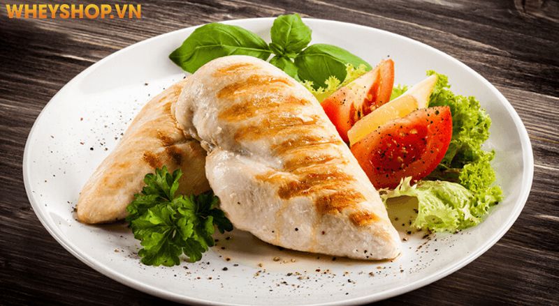 Ức gà từ trước luôn là thực phẩm không thể thiếu trong những thực đơn giảm cân giảm mỡ khoa học. Và sự kết hợp Salad ức gà được coi là món ăn tiêu biểu cho...