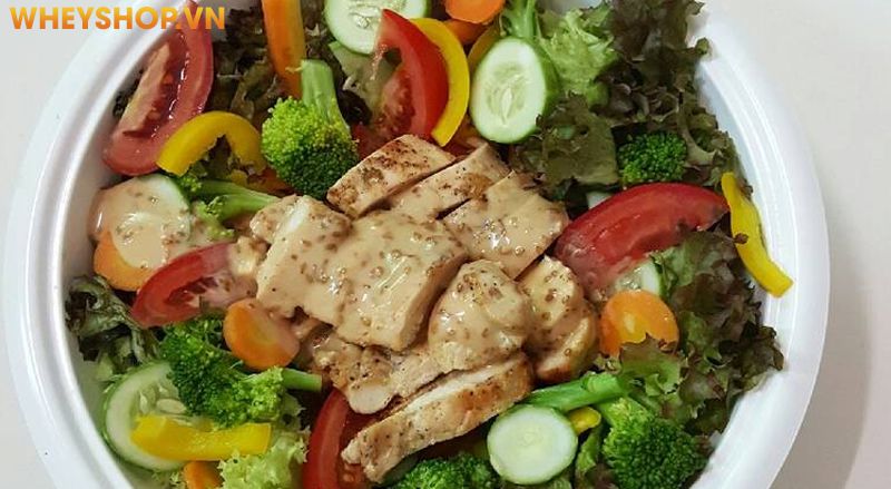 Salad ức gà sốt mè rang