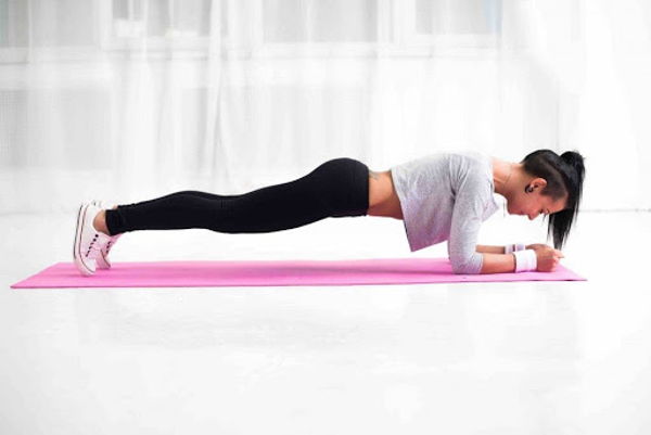 tập plank trước khi đi ngủ có tốt không