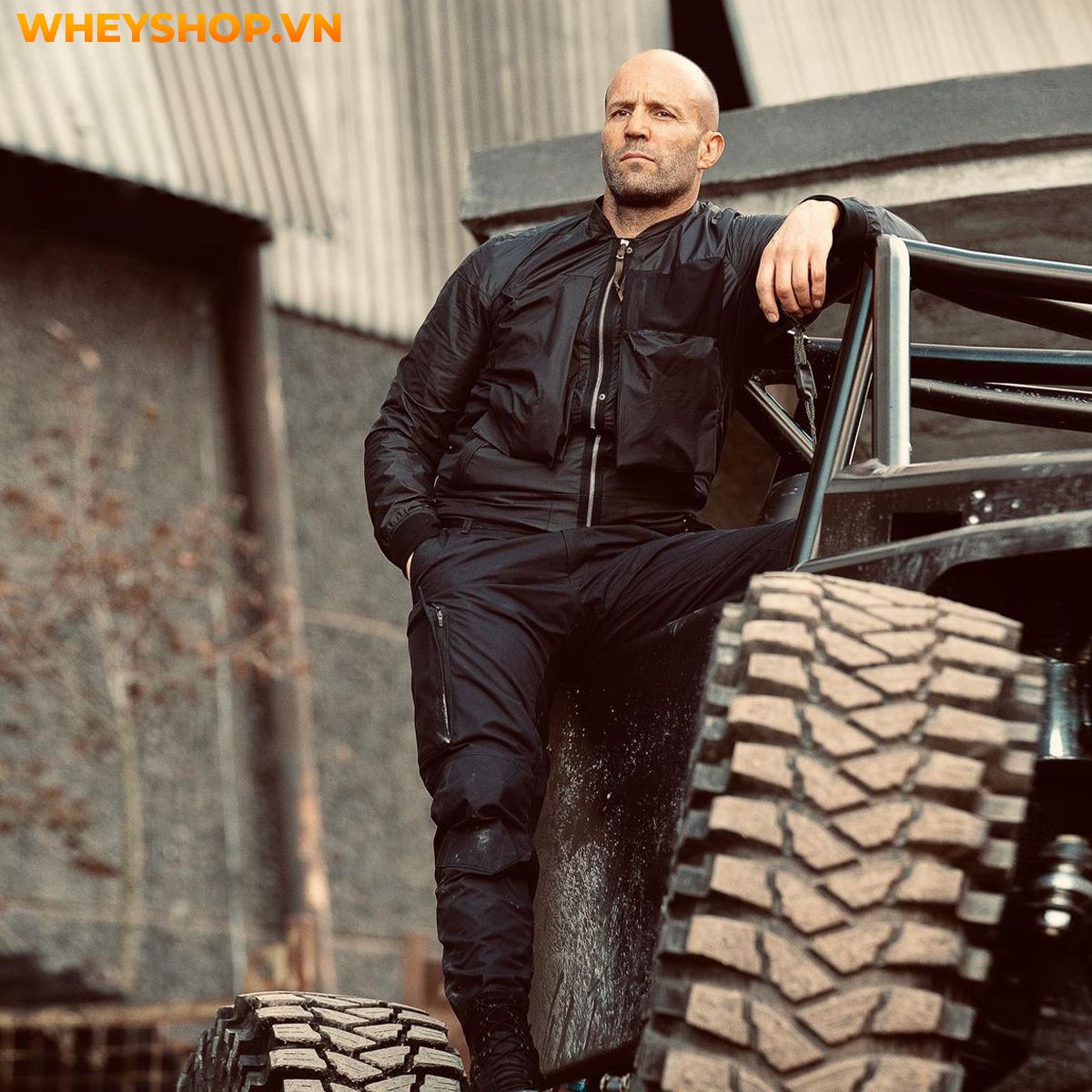 Jason Statham được biết đến là một diễn viên, nhà sản xuất phim và là một võ sĩ người Anh. Ngoài ra, anh còn là một thành viên trong đội lặn của quốc gia Anh...