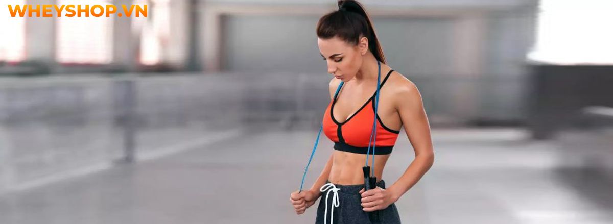 Nhảy dây là bài tập quen thuộc và vô cùng đơn giản, tuy nhiên bạn sẽ cảm thấy nuối tiếc vì không biết tới 10 lợi ích của nhảy dây qua bài viết của WheyShop...