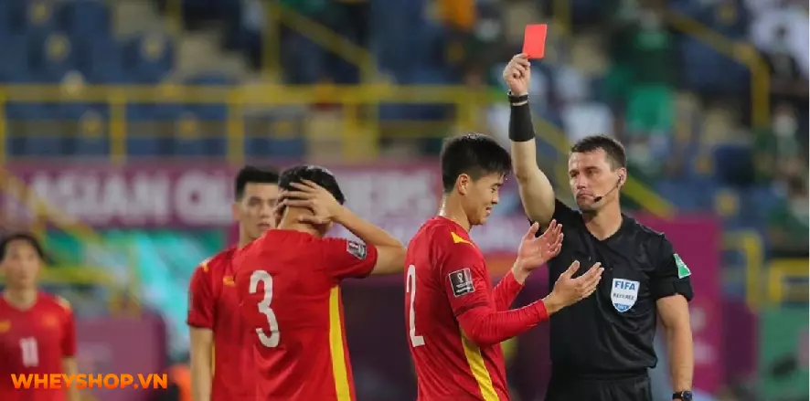 Thẻ đỏ và thẻ vàng chắc hẳn đã quá quen thuộc với người hâm mộ bóng đá. Vậy tại sao lại có thẻ đỏ thẻ vàng trong bóng đá? Cùng WheyShop giải đáp Thẻ đỏ là gì...