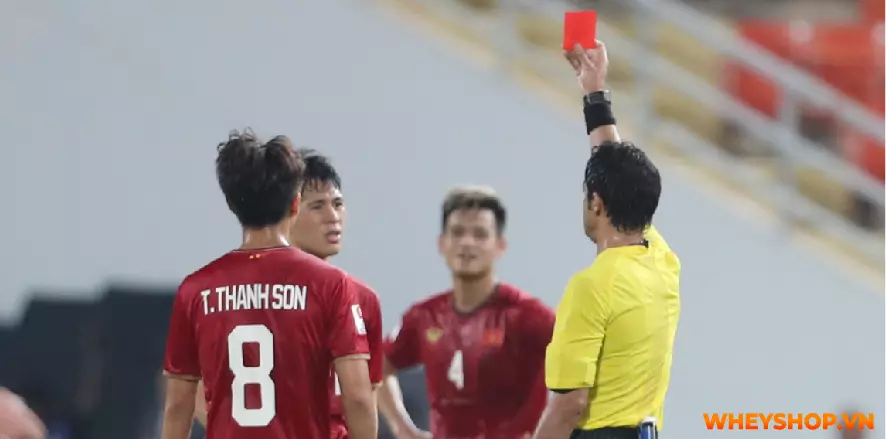 Thẻ đỏ và thẻ vàng chắc hẳn đã quá quen thuộc với người hâm mộ bóng đá. Vậy tại sao lại có thẻ đỏ thẻ vàng trong bóng đá? Cùng WheyShop giải đáp Thẻ đỏ là gì...