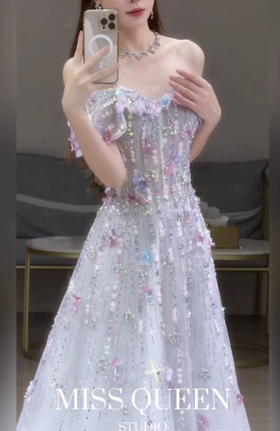 Elegant evening dresses, delicate and gentle wedding dresses, belonging to the high-end luxury segment MQ80