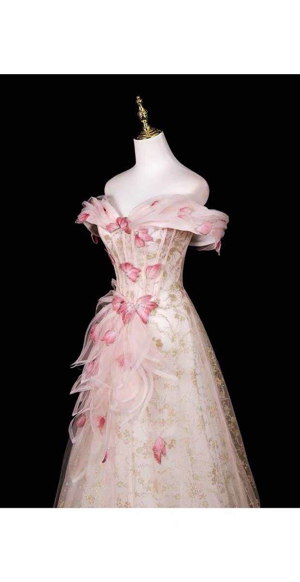 Elegant evening dresses, delicate and gentle wedding dresses, belonging to the high-end luxury segment MQ50
