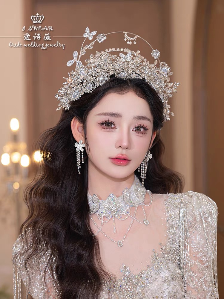Bride's crown (note that you should order it with the dress to avoid losing the product)