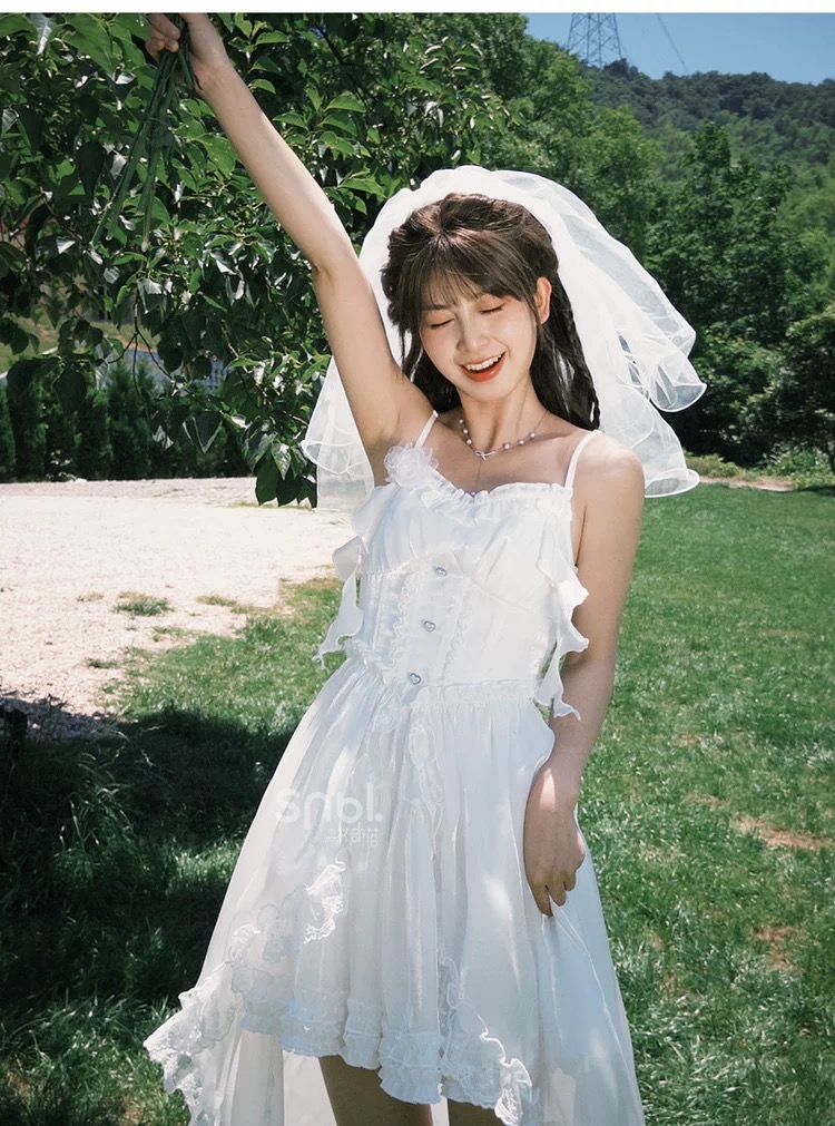 Mori Girl style women's dress has a gentle design, iridescent material, and a thick removable skirt.