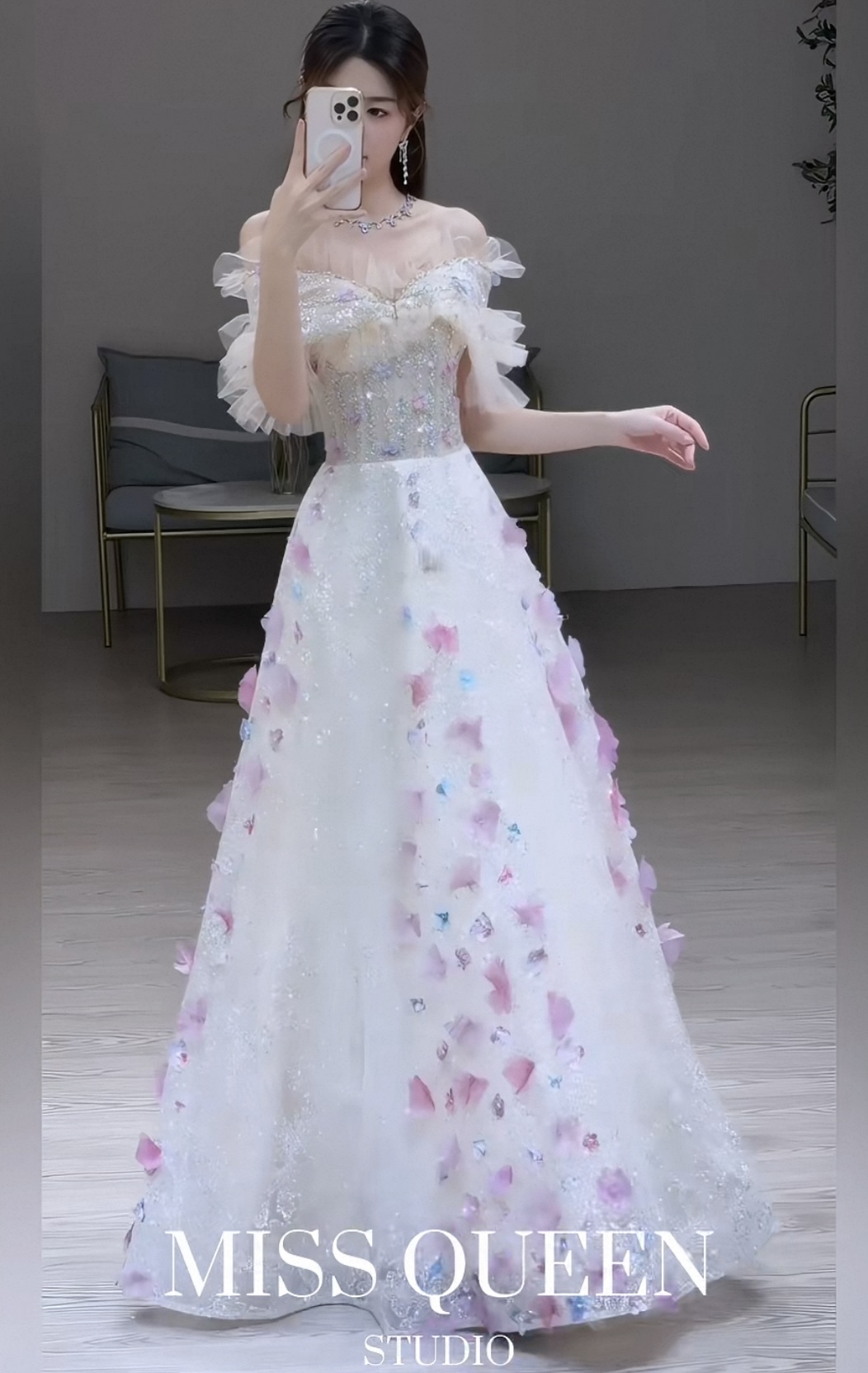Elegant evening dresses, delicate and gentle wedding dresses, belonging to the high-end luxury segment MQ70
